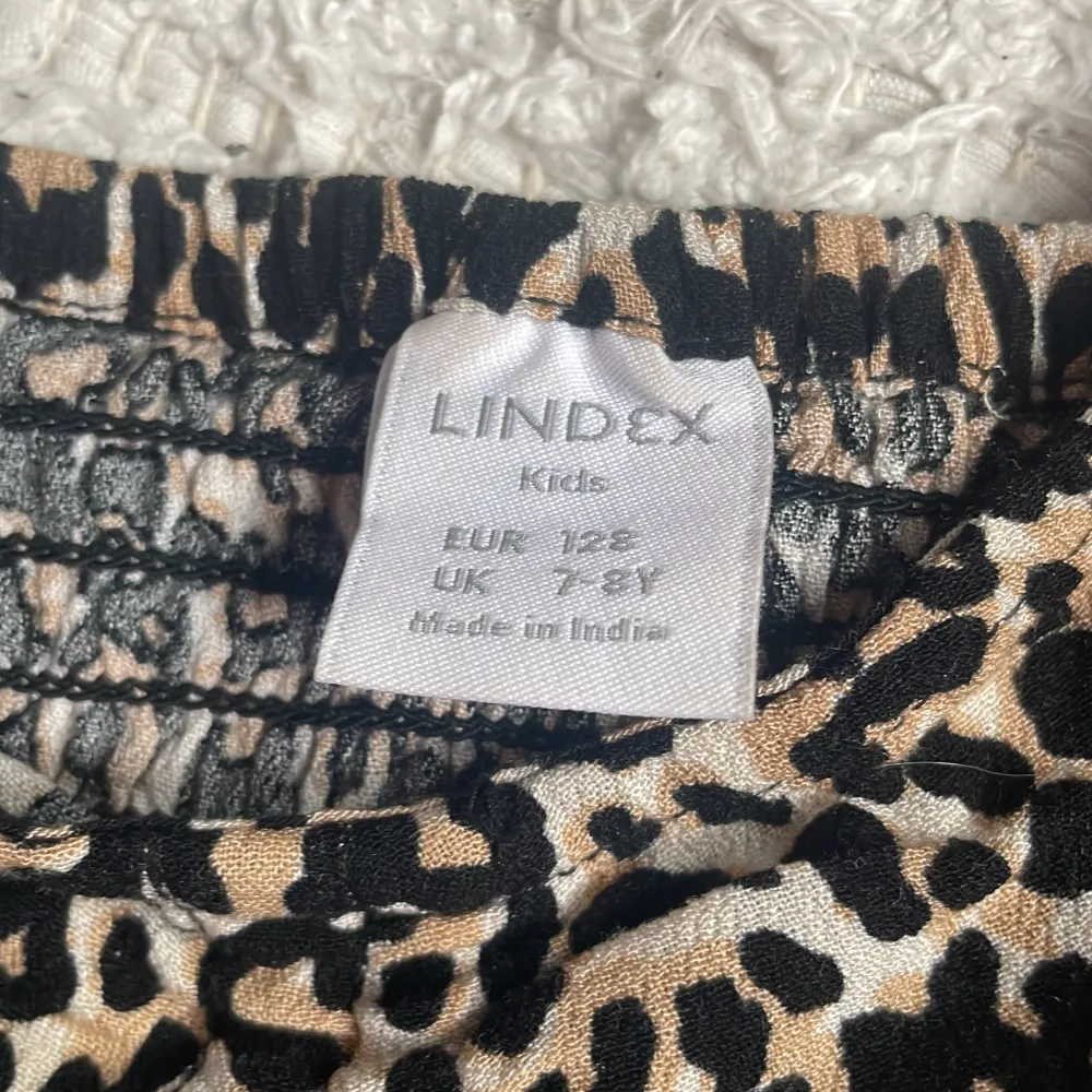 Leopard mönstrad mag tröja, fint skick. Jag säljer den pågrund av att den inte passar längre!❤️❤️. Toppar.