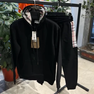 Burberry Dress - Hej säljer Burberry dressar, det finns etiketter på dem, finns i storlek S M L XL och kan mötas i Stockholm. 