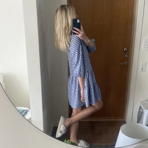 Klänning  - Såå fin blå och vit rutig klänning som aldrig är använd, köpt utomlands och det står tyvärr inget märke 💕