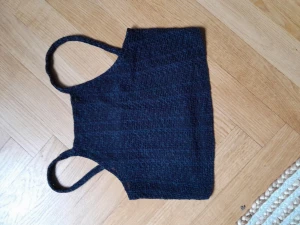 Croptop - Topp i virkat material 