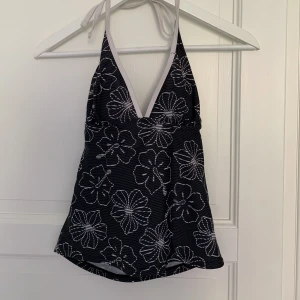 Halterneck - SÅ snygg halterneck, tyvärr har ja lite för stora bröst för den. Min mammas gamla från 00-talet. Den är i bikinityg så funkar båda att bada i och till vardags.