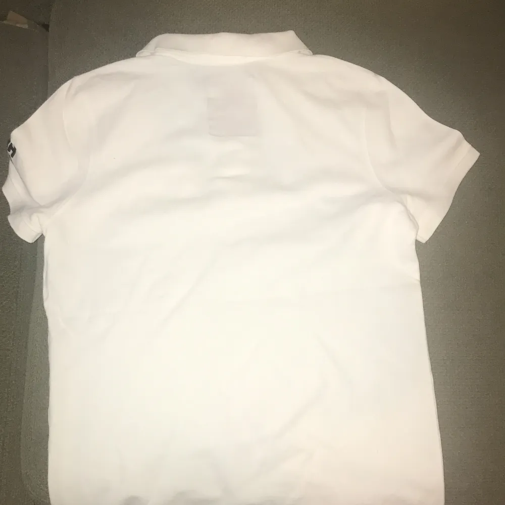 En helt ny oanvänd HH t-shirt i färgen vit. Perfekt skick och även perfekt till sommaren.. T-shirts.