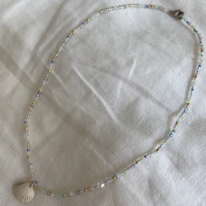 Snäckhalsband -  Går att köpa detta, men även beställa ditt egna smycke med valfria färger. Skicka ett meddelande för att se vilka färger som finns. Säljer fler snäckhalsband och armband🐚