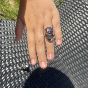 Ringar - Hej! Säljer dessa ascoola dödskalle ringar, alla är i rostfritt stål.  Den första ringen finns i lite olika storlekar: 8, 9, 10 & 13,5  Nr 2: strl 8  Nr 3: strl 9 Skriv om ni har några funderingar! 100kr st + frakt   