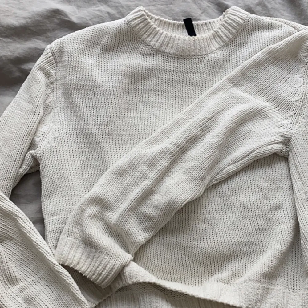 Säljer denna stickade tröjan från HM då den är för liten och inte kommer till användning längre💕. Stickat.