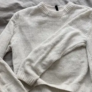 Säljer denna stickade tröjan från HM då den är för liten och inte kommer till användning längre💕