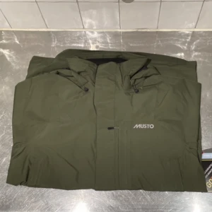 Oanvänd Musto-jacka - Jag säljer min oanvända Musto-jacka då den inte passade på mig. Storleken är medium och modellen är Men’s Highland Gore-Tex Jacket 2.0. Det är en seglarjacka lika mycket som en vardaglig jacka. Nypris på jackan var 5500kr.