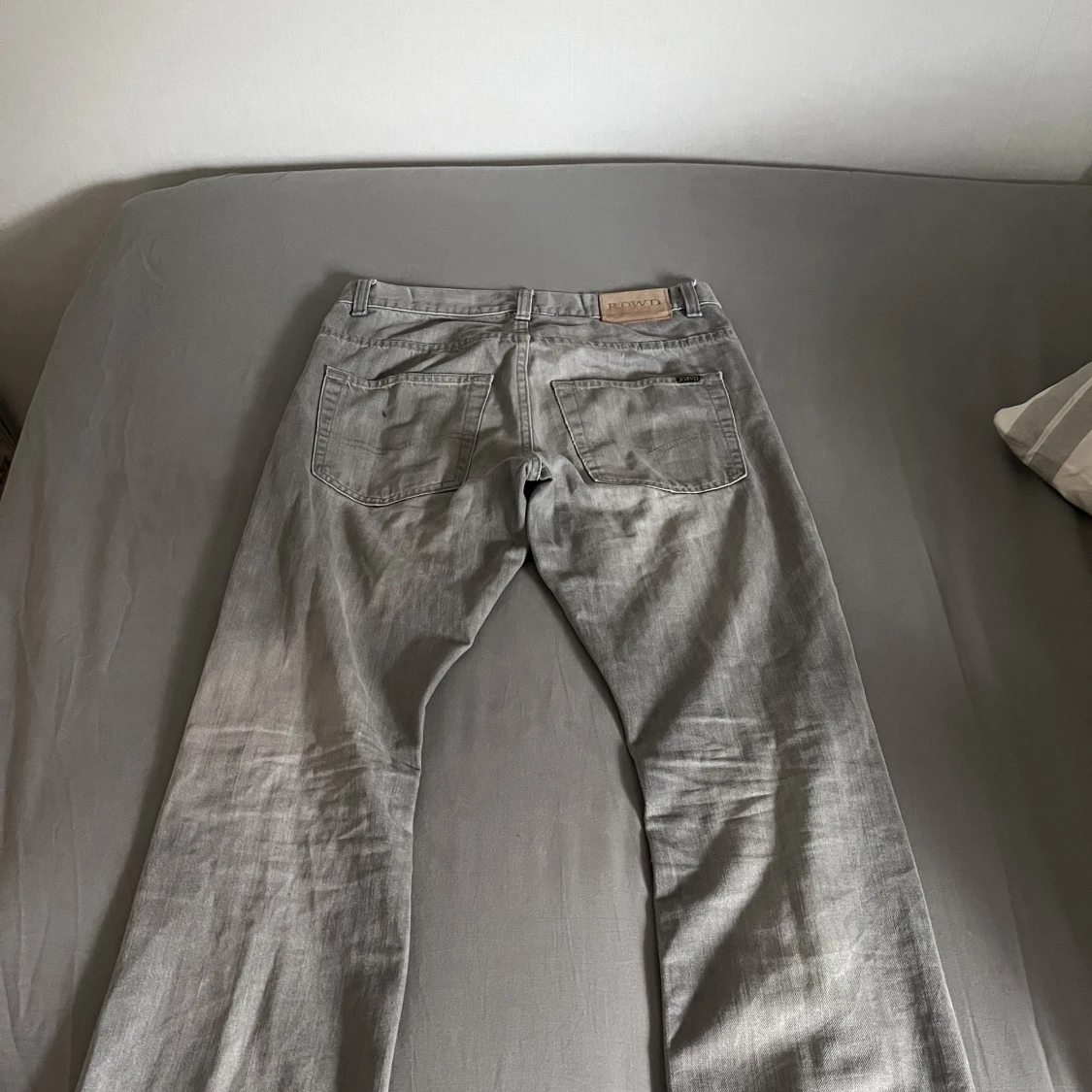 LJUSGRÅA JEANS STORLEK 31/32