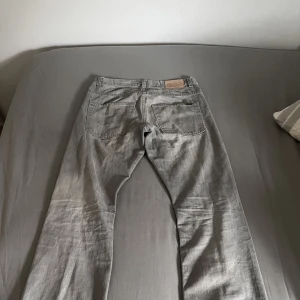 LJUSGRÅA JEANS STORLEK 31/32 - Ljusgråa jeans i storlek 31/32  Väldigt bra skick utan några större flaws. Inte upptrampade alls! 🤑🤑🤑💰💸💸💸 