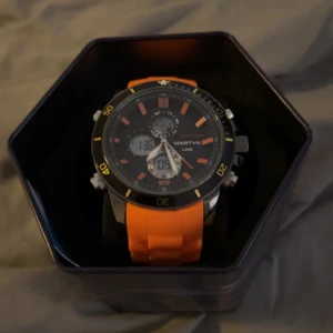 Martyn line limited edition  - En orange silver klocka  Väldigt fet och passar bra på alla handleder 
