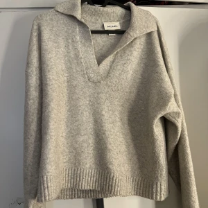 Stickad grå tröja  - Stickad jätte fin grå tröja ifrån monki! Aldrig använd