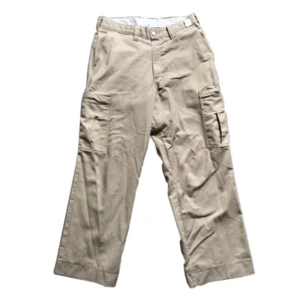 Dickies Cargos - Ett par bruna, väldigt baggy Dickies Cargos. Dem är storlek 32/32 loose fit. Jätte bra skick. Har inte hittat några fel. Helt nytvättade. Jag står för frakten. Nypris 950kr Mitt pris kan diskuteras :)
