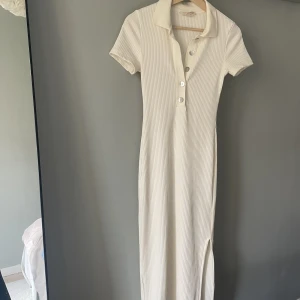 Klänning hm  - Hejhej, säljer en klänning från HM. Lång, figurnära, slits vid sidan. 😊 Storlek XS 