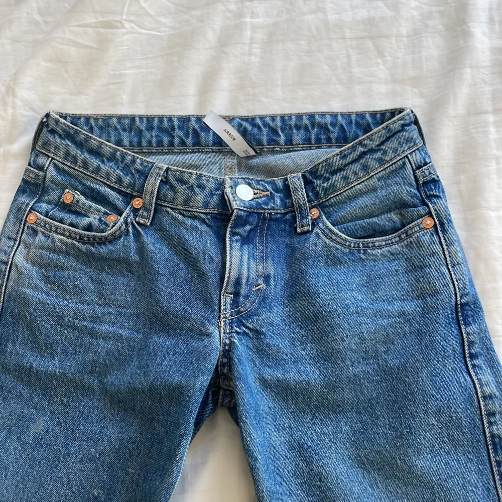 Weekday jeans! Välanvända men i fint skick!💞 Säljer för jag har vuxit ur dom och köpte för 500! Skriv för funderingar!. Jeans & Byxor.