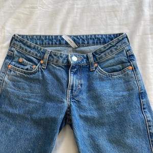 Weekday jeans! Välanvända men i fint skick!💞 Säljer för jag har vuxit ur dom och köpte för 500! Skriv för funderingar!