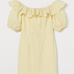 Klänning - Jättefin ljusgul off shoulder klänning med prislappen kvar💛