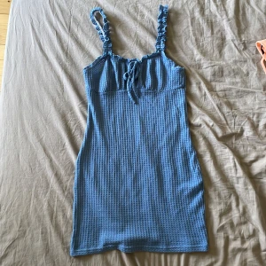 Sommarklänning  - Jättefin klänning köpt på sellpy men den är från shein, storlek M men skulle rekommendera till någon med S💗