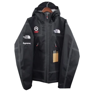 Supreme tnf jacka - Snygg jacka från supreme och north face Lätt använd  Perfekt till sommaren ifall det regnar eller blåser lite