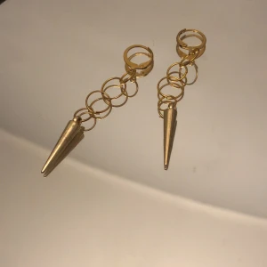 Maria Nilsdotter (liknade) örhängen  - Maria Nilsdotter liknande örhängen i guld 5 cm längd, super fina passar till allt 💕