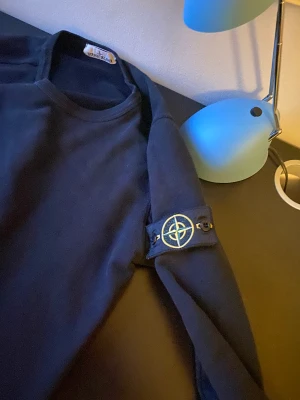 Stone island sweatshirt - Jag säljer min äkta stone island tröja i storlek m men passar s också. Säljer pga att den blivit liten på mig Pris går att diskutera!