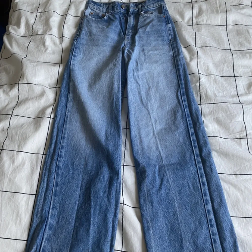 Säljer ett par vida Jeans från Gina Tricot i storlek 32. Jeans & Byxor.