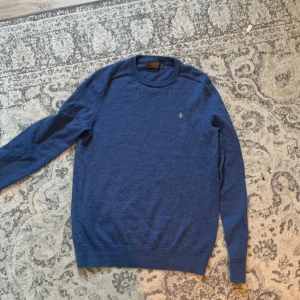 Morris tröja - Tjena, säljer min skitsnygga Morris tröja som är lite liten, nypris kostar runt 1400 kr. Skick 9/10 jätte bra endast andvänd några gånger. 100% merino ull