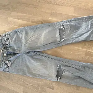 Säljer ett par blåa jeans från Gina tricot i storlek 36. 🩵Dom har en fläck vid rumpan, som inte syns på, de tvättas såklart innan postning!!