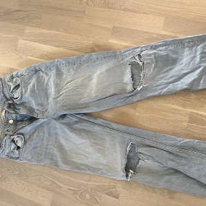 Blåa jeans - Säljer ett par blåa jeans från Gina tricot i storlek 36. 🩵Dom har en fläck vid rumpan, som inte syns på, de tvättas såklart innan postning!!