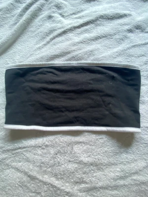 Tubtopp  - En svart o vit tubtopp från HM som är alldeles för liten för mig men väldigt fin! 