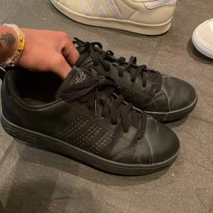 Svarta helt nya adidas skor, nypris 999:- säljer för 400kr, storlek 38.
