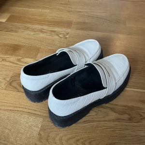Skor - Snygga skor från Monki. De är i gott skick. Köptes förra sommaren. 