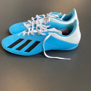 Billiga adidas fotbollsskor  - Billiga skor, storlek 42, blå färg och ser helt nya ut. 