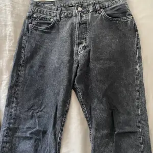 Svarta jeans från j.b skicka 6/10 Slitna. Köptes för 2500kr 
