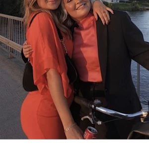 Orange klänning - Orange klänning i bra skick.