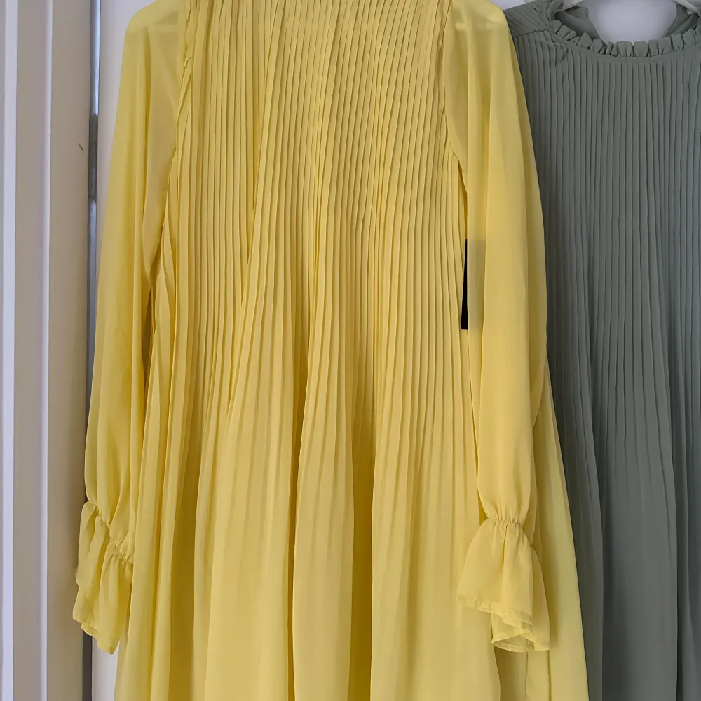 Fina NAKD klänningar, en gul med prislapp kvar och en grön endast använd en gång! 250kr klänningen. 450kr för bägge! . Klänningar.