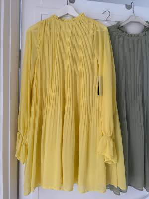 Fina NAKD klänningar, en gul med prislapp kvar och en grön endast använd en gång! 250kr klänningen. 450kr för bägge! 