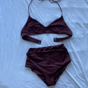 Bikini set  - Vinröd bikini från Weekday! Seemless! Säljer båda två tillsammans för 100 kr🥰