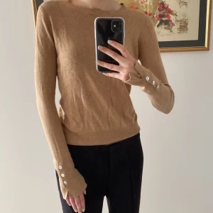 Tröja  - En beige tröja från zara med långa armar och snygga detaljer. Men den kommer inte till användning längre,  bra skick! 