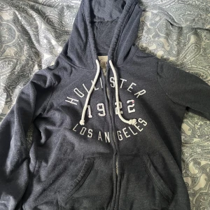 holister - säljer min fina holister hoodie som inte kommer till användning längre 💗