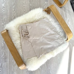 Linnekjol storlek 38 - Söt beige linnekjol i storlek 38,  Sparsamt använd och fin i skick. Finns i Farsta 