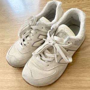 New Balance 36,5 - Beiga New Balance WL574 Använt ett fåtal gånger men är för små för mig. Hoppas någon annan kan få användning för dem
