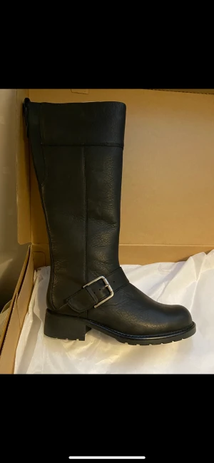 Helt nya vinterstövlar  - Fodrade svarta oanvända stövlar halva priset  Bvsa