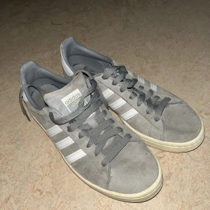 Adidas - Köpa här men kommer inte till mycket användning. Snygg och sköna behöver bara tvättas/göra ren så blir de som nya!