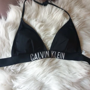 Calvin clein bad topp - Se bild. Spännet bak är trasigt. Storlek s. Plats för extra inlägg om man vill det. Helt ny, men säljer den billigt pga trasig knäppning.