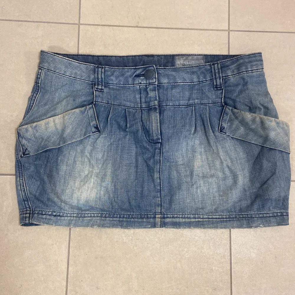 Snygg Jeans kjol köpt i Milano. Charmigt sliten på rätt ställen. Säljer i hopp om att den blir använd av någon annan!😊💙 Stl 38, jag har för mig att den är från Bershka.. Kjolar.