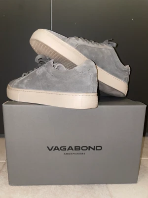 Vagabond Paul 2:0 - Säljer dessa nyinköpta skor från Vagabond då dem var för stora. Sjukt passande till sommaren och just denna modellen i grå är slut på alla hemsidor. Nypris: 1 300 kr men dem är eftertraktade. Storl: 44. Original box fås med. Hör gärna av dig vid frågor.