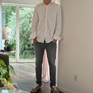 Vit skjorta - Säljer en snygg vit skjorta som är storlek 40 motsvarar M, inte använd alls mycket, cond 8/10