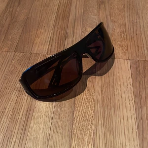 Emporio Armani Solglasögon - Sällan använda solglasögon från Emporio Armani i perfekt skick.