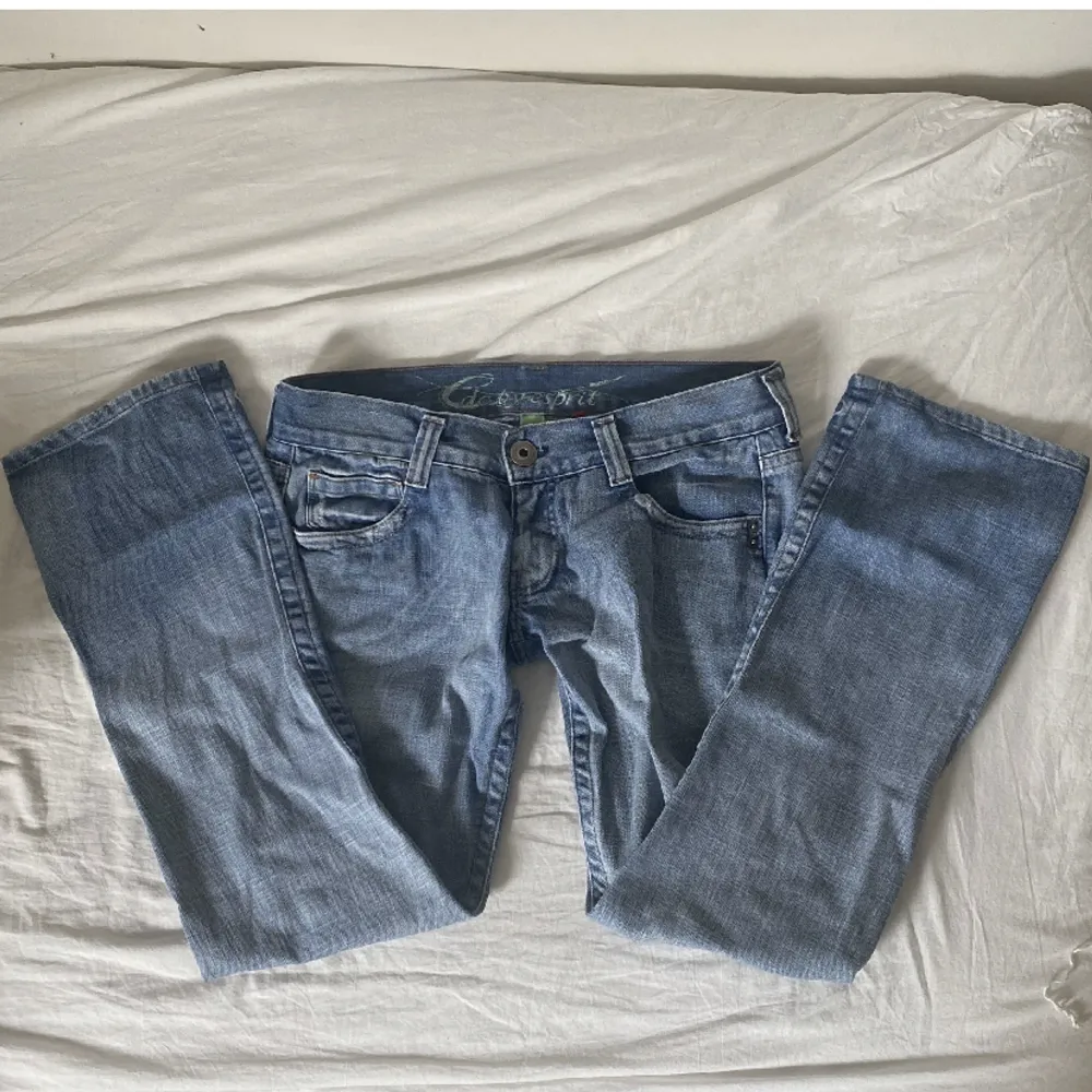 Ett par skit snygga jeans, snygg färg till vår och sommar. Lågmidjade och butcut . Jeans & Byxor.