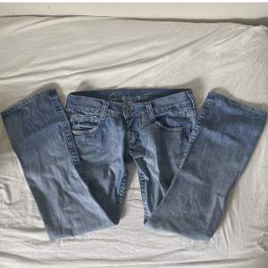 Ett par skit snygga jeans, snygg färg till vår och sommar. Lågmidjade och butcut 
